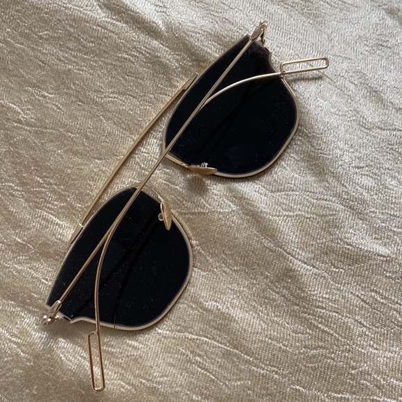 Golden rim designer sunglasses - Picture 3 of 4